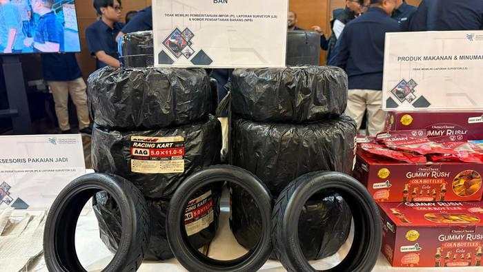 Kemendag Sita Barang Impor Ilegal Rp 26,4 M, Ada Permen Jelly hingga Ban