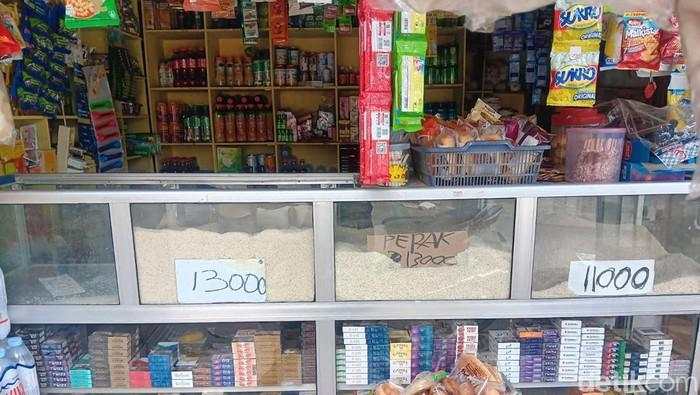 Beras Curah di Warung Madura Diburu Warga, Paling Laku yang Harga Murah