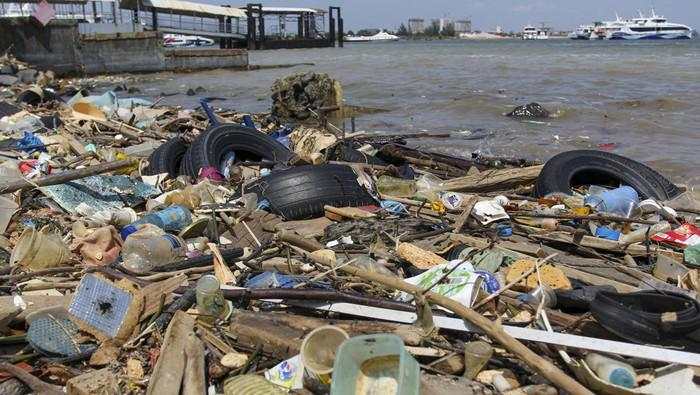 Ikan Makan Plastik, Kita Makan Apa? Ini Fakta Mengerikan Sampah Laut RI