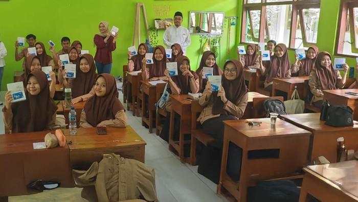 Pelajar di RI Wajib Melek Finansial, Menabung Jadi Caranya