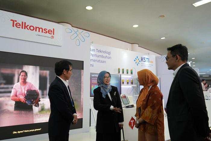 Telkomsel Pamerkan 6 Solusi AI di KSTI 2025, Siap Dukung Indonesia Emas