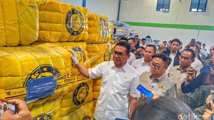 Kemendag Sita 19.391 Bal Baju Bekas Impor Ilegal Senilai Rp 112 Miliar