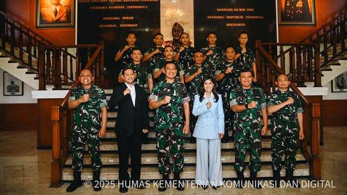 Menkomdigi Gaet TNI Kawal Bangun Akses Internet-Perangi Hoax