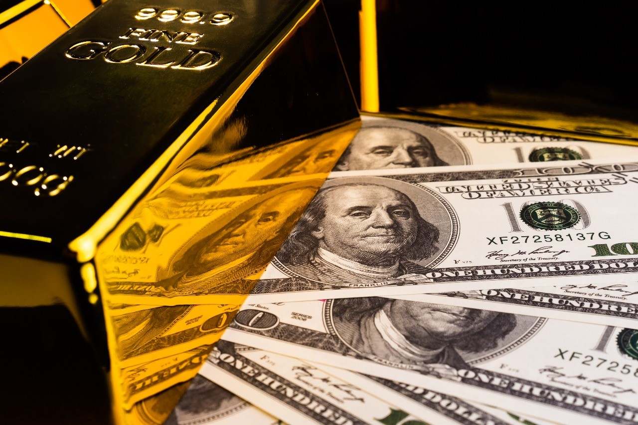 Harga Emas Melemah, Investor Menanti Pidato Powell di Jackson Hole