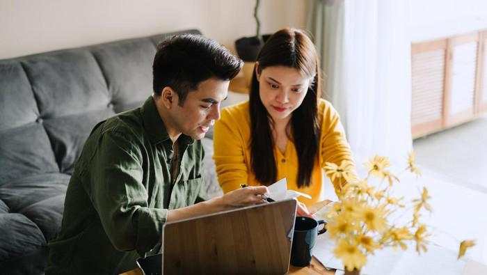 Haruskah Gaji Suami Diserahkan Semua ke Istri? Ini Kata Pakar