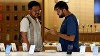 Warga India Antre Panjang Demi Beli iPhone 17