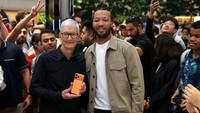 Tim Cook Sambut Pelanggan Saat Penjualan Perdana iPhone 17 di New York