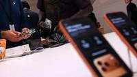 Tim Cook Sambut Pelanggan Saat Penjualan Perdana iPhone 17 di New York