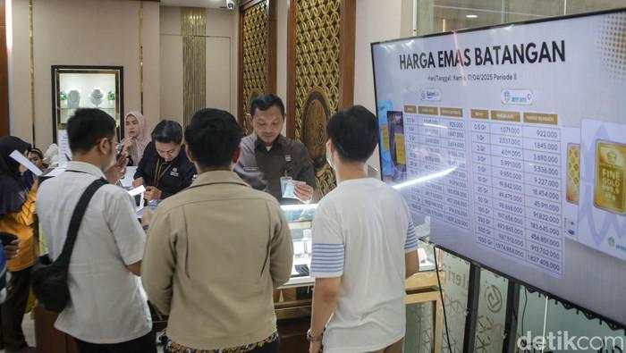 Emas Pecah Rekor Rp 2,1 Juta/Gram, Gaji Pas-pasan Bisa Apa?