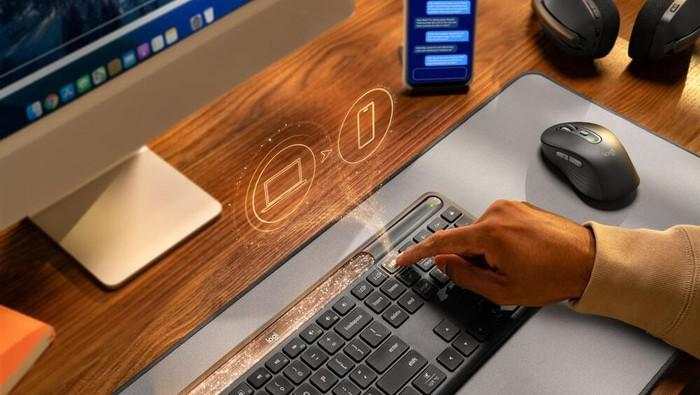 Logitech Rilis Keyboard Tenaga Cahaya di RI Harga Rp 1,7 Juta