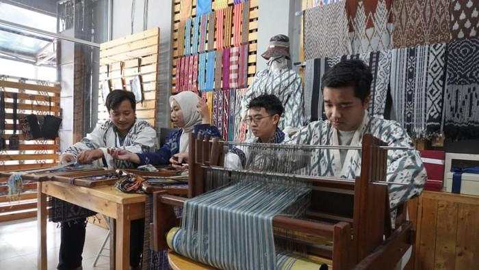 Mendunia, Sarung Tenun RI Diborong Malaysia Rp 800 Juta