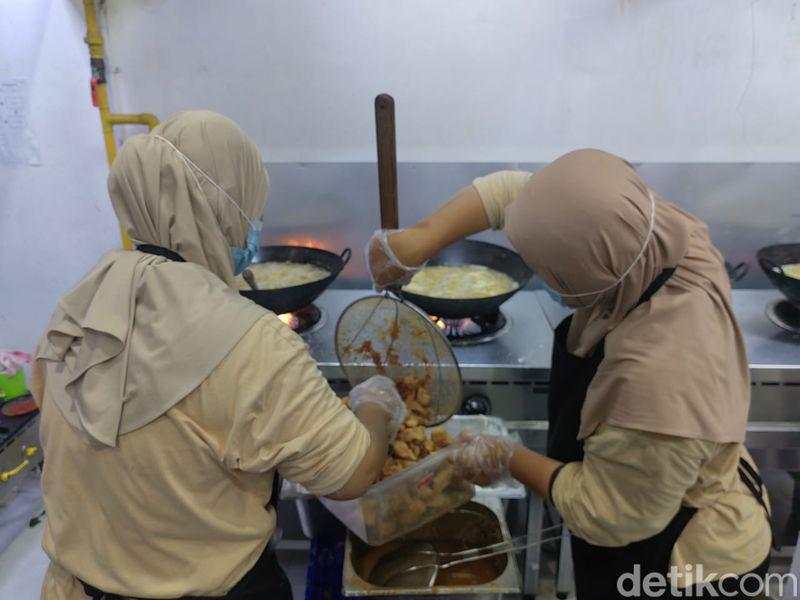 Melihat Langsung Dapur MBG Palmerah di Tengah Kasus Keracunan Massal