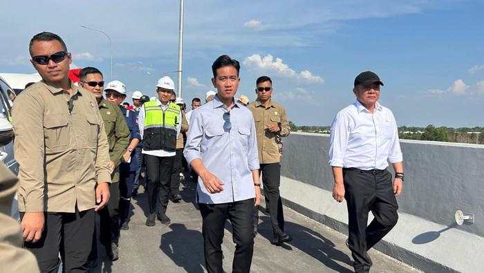 Momen Gibran Turun Cek Proyek Tol Palembang-Betung
