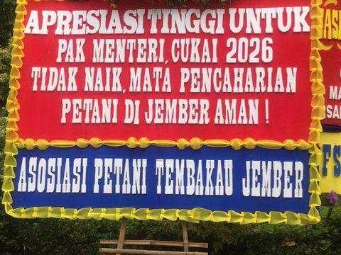 Cukai Rokok Tak Naik, Serikat Pekerja & Petani Kirim Karangan Bunga ke Purbaya