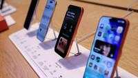Tim Cook Sambut Pelanggan Saat Penjualan Perdana iPhone 17 di New York