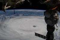 Indah Tapi Ngeri! Foto Topan Raksasa Difoto dari Luar Angkasa