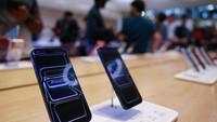 Tim Cook Sambut Pelanggan Saat Penjualan Perdana iPhone 17 di New York
