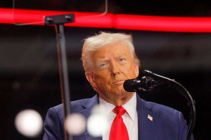 Trump Desak Microsoft Pecat Salah Satu Bosnya