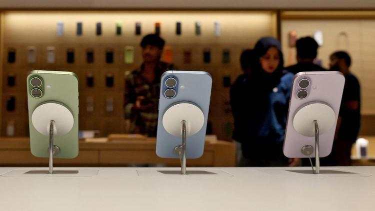 Warga India Antre Panjang Demi Beli iPhone 17