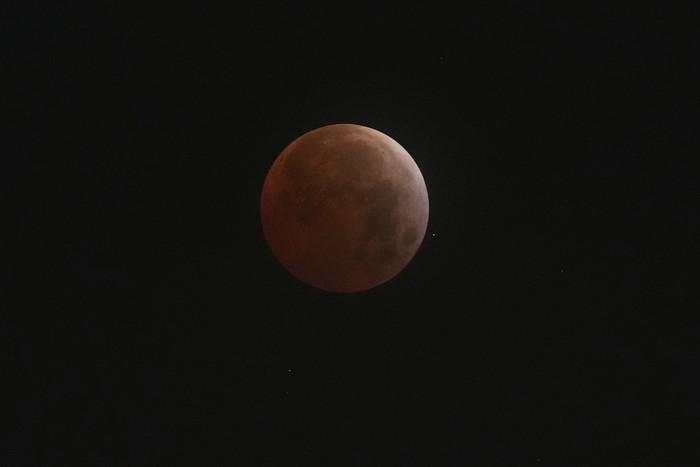 Netizen Pamer Hasil 'Berburu' Gerhana Bulan Blood Moon 7-8 September