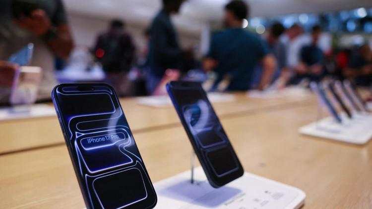 Tim Cook Sambut Pelanggan Saat Penjualan Perdana iPhone 17 di New York