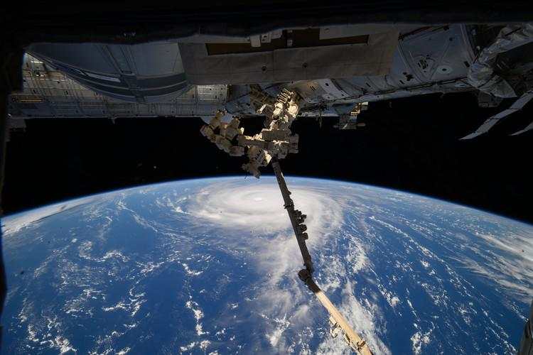 Indah Tapi Ngeri! Foto Topan Raksasa Difoto dari Luar Angkasa