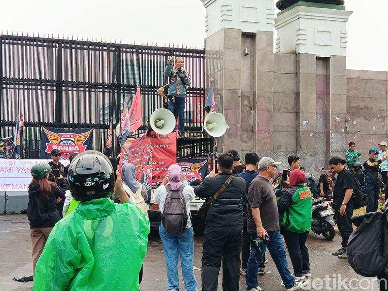 Penampakan Driver Ojol Demo di Depan DPR, Minta Potongan Aplikasi 10%