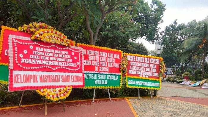 Cukai Rokok Tak Naik, Serikat Pekerja & Petani Kirim Karangan Bunga ke Purbaya