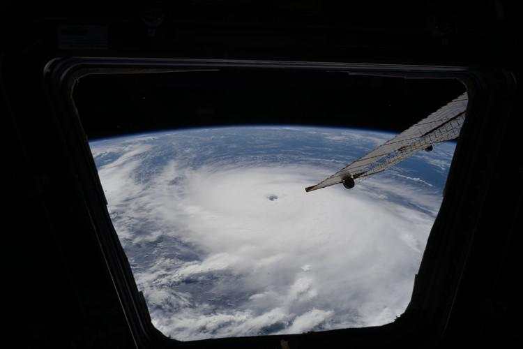 Indah Tapi Ngeri! Foto Topan Raksasa Difoto dari Luar Angkasa