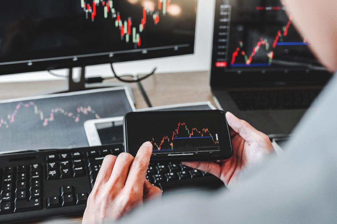 IHSG Tertekan Efek Demo, Analis Sarankan Pilih Saham Tahan Guncangan