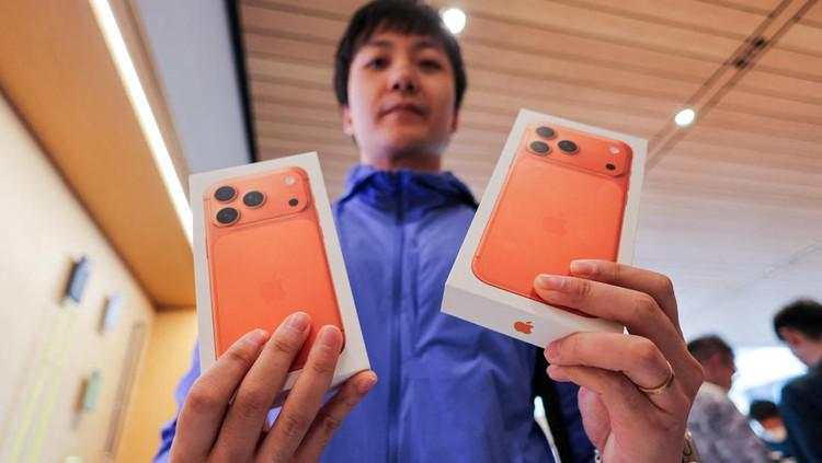 Antusias Warga Beijing Sambut Penjualan Perdana iPhone 17