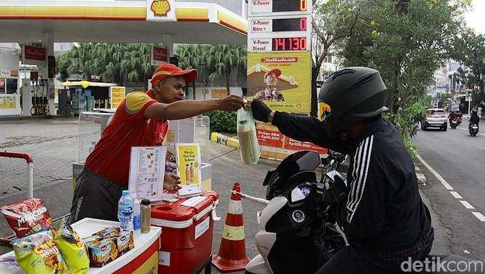 BBM Kosong, Pegawai SPBU Shell Beralih Dagang Snack di Pinggir Jalan