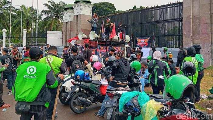 Penampakan Driver Ojol Demo di Depan DPR, Minta Potongan Aplikasi 10%