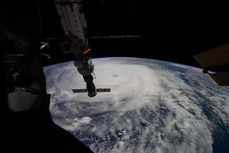 Indah Tapi Ngeri! Foto Topan Raksasa Difoto dari Luar Angkasa