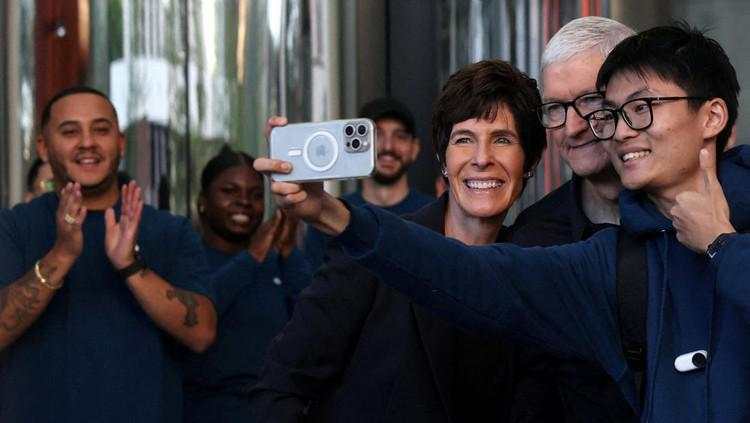 Tim Cook Sambut Pelanggan Saat Penjualan Perdana iPhone 17 di New York