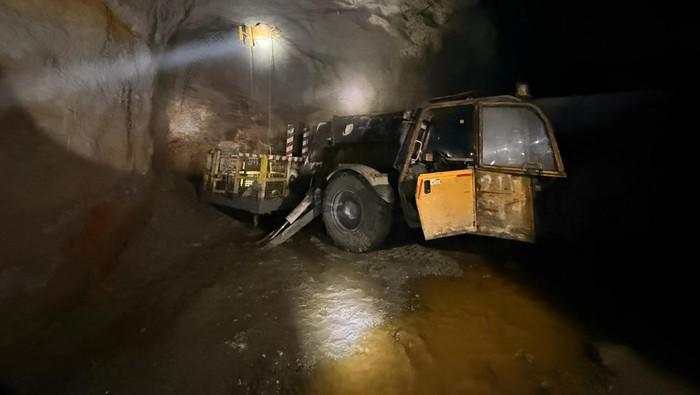 Bahlil Sebut 7 Pekerja Freeport Terjebak Longsor Masih Dicari, Produksi Disetop