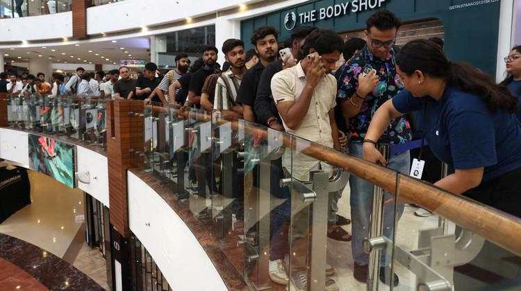 Warga India Antre Panjang Demi Beli iPhone 17