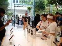 Potret Antrean Sambut iPhone 17 dan Air di Orchard Road