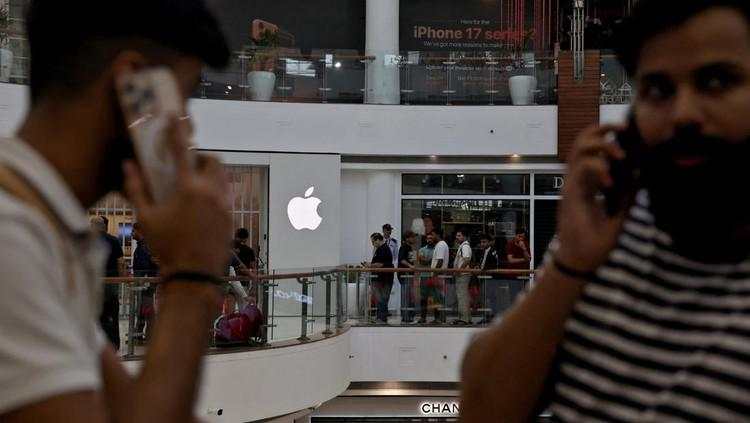 Warga India Antre Panjang Demi Beli iPhone 17