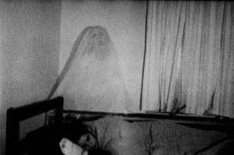 Merinding! Foto Penampakan Hantu Tertangkap Kamera Bikin Ngeri