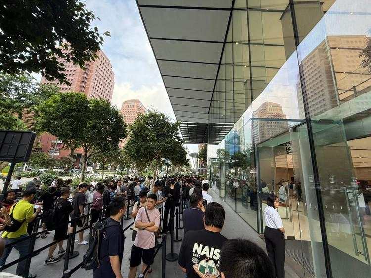 Potret Antrean Sambut iPhone 17 dan Air di Orchard Road
