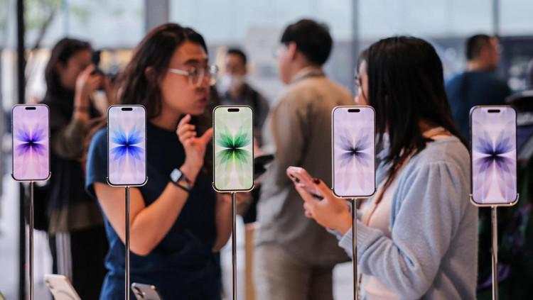 Antusias Warga Beijing Sambut Penjualan Perdana iPhone 17