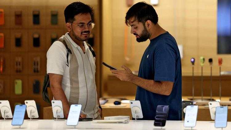 Warga India Antre Panjang Demi Beli iPhone 17