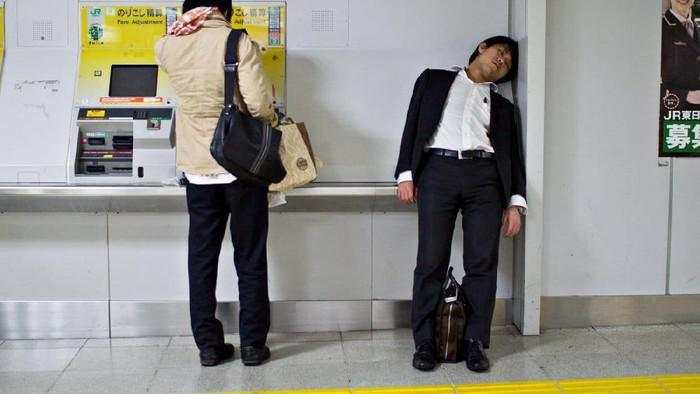 Terjebak di Fenomena 'Job Hugging', Untung atau Rugi?