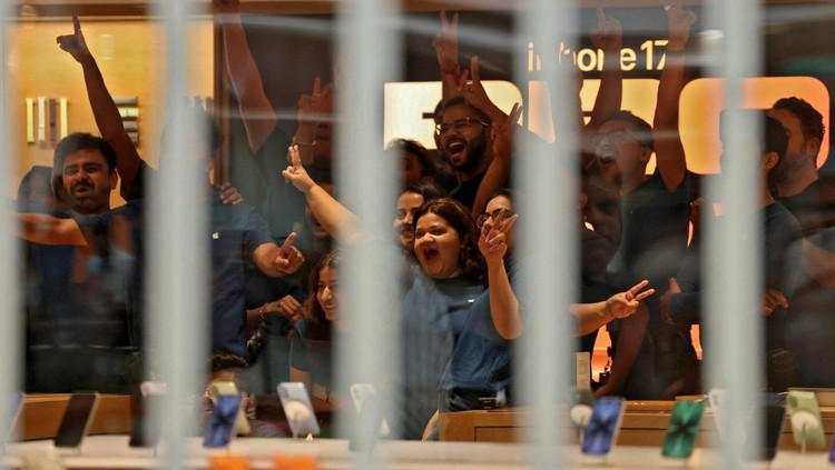 Warga India Antre Panjang Demi Beli iPhone 17