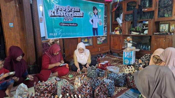 PNM Ajak Nasabah Perempuan Sulap Limbah Plastik Jadi Tas Daur Ulang
