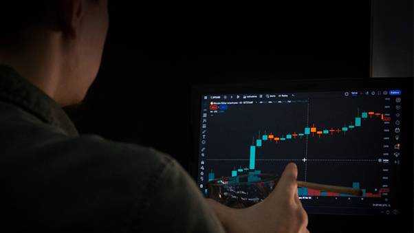 Deflation Wealth Battle: 2025 Market Trends & Strategies
