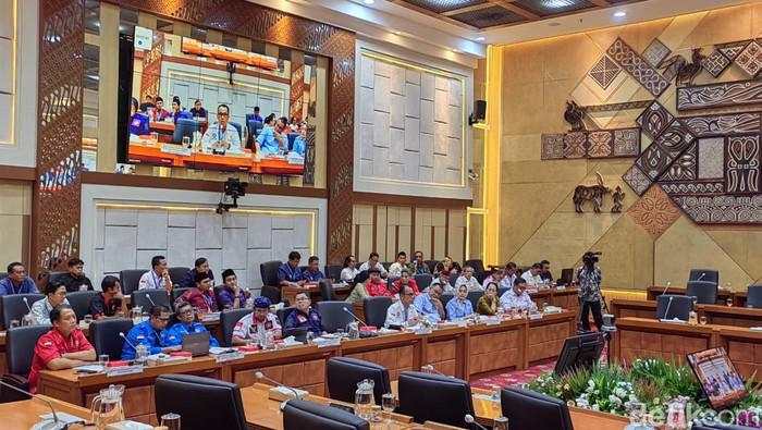 Buruh Rapat Bareng DPR Bahas RUU Ketenagakerjaan, Singgung PHK-Pesangon