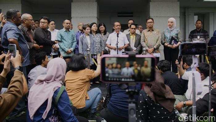 Viral Kabar Karyawan Kena PHK Imbas SPBU Shell Kosong, Bahlil Buka Suara