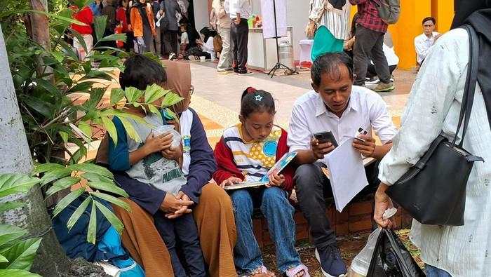 Ditemani Anak-Istri, Pria Ini Cari Kerja di Job Fest Meski Usia Tak Lagi Muda